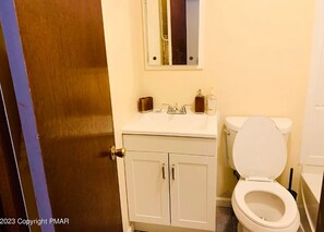 Sèche-cheveux, serviettes fournies, savon, papier toilette