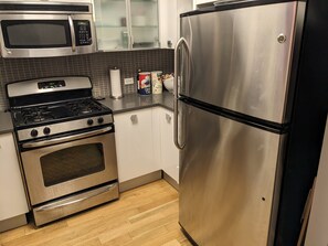 Geladeira, micro-ondas, fogão, cooktop