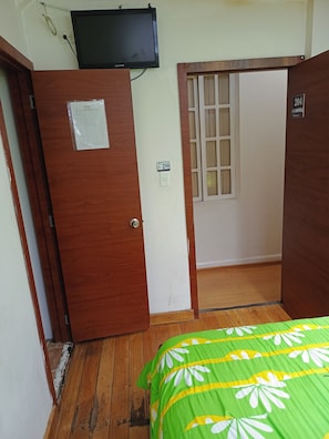 Classic Triple Room | Free WiFi, bed sheets - Hostal Urban Inn la Mariscal (Quito)