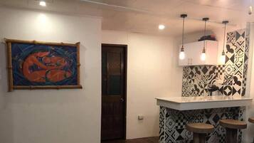 Casa Prestigio, 2 habitaciones, para no fumadores | Cocina privada | Refrigerador, microondas, parrilla de estufa y cafetera y tetera