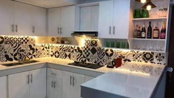 Casa Prestigio, 2 habitaciones, para no fumadores | Cocina privada | Refrigerador, microondas, parrilla de estufa y cafetera y tetera