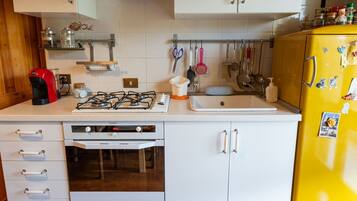 Oven, coffee/tea maker, cookware/dishes/utensils, spices