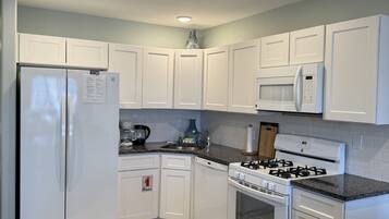 冰箱、微波炉、烤箱、炉灶