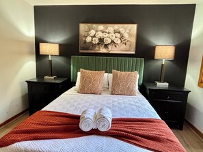 2 habitaciones, escritorio y tabla de planchar con plancha 