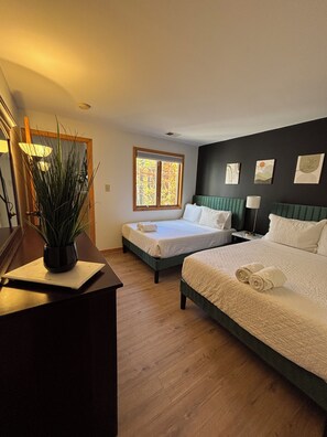 2 bedrooms, desk, iron/ironing board, travel cot - Cozy Cabin-Style Guesthouse Near DC, Alexandria (Alexandria)