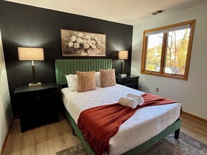 2 habitaciones, escritorio y tabla de planchar con plancha 