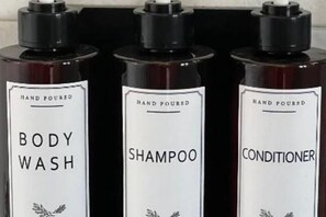 Dusche, kostenlose Toilettenartikel, Haartrockner, Bidet