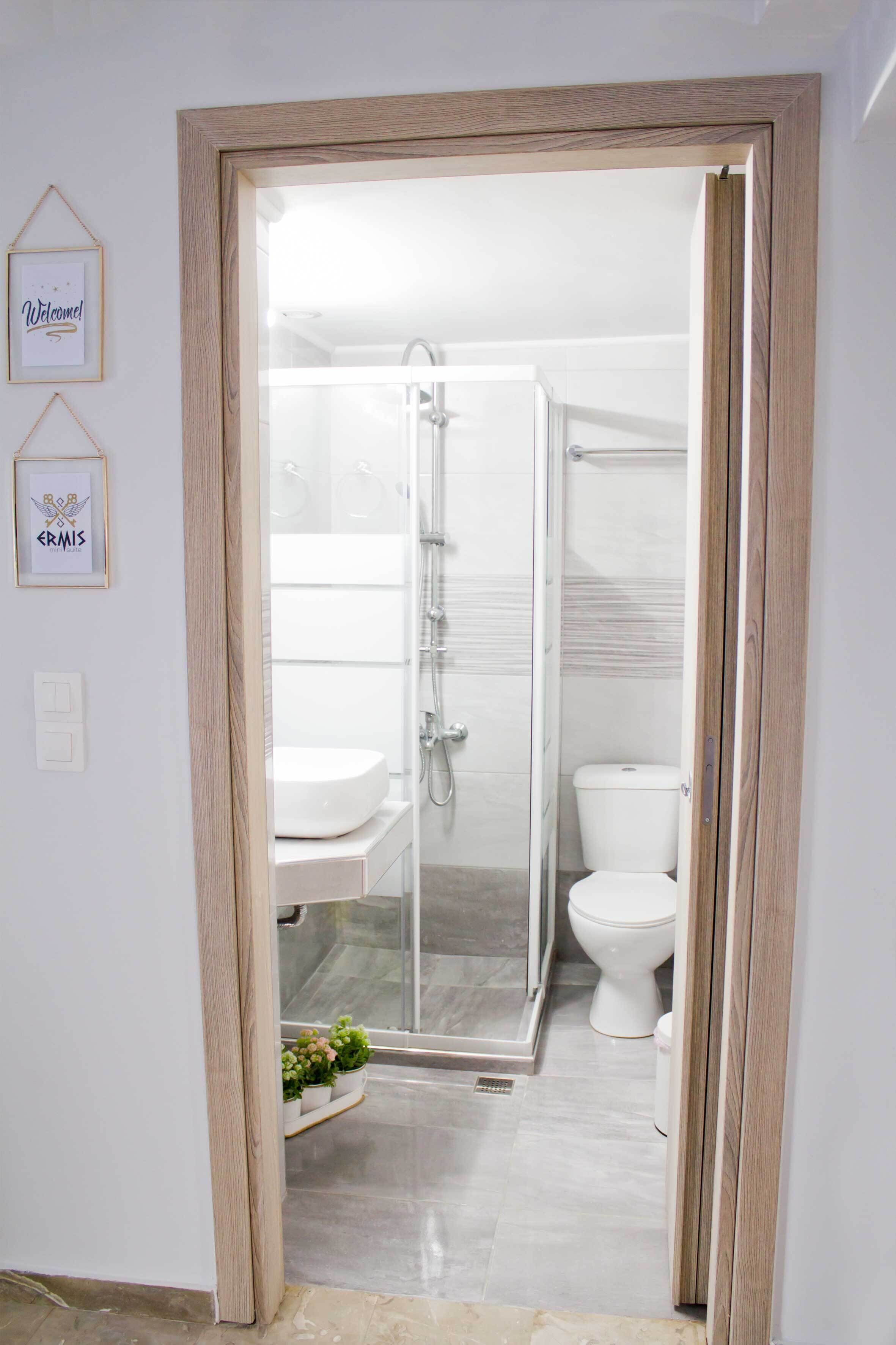 Deluxe Suite | Bathroom | Shower, rainfall showerhead, hair dryer, bathrobes