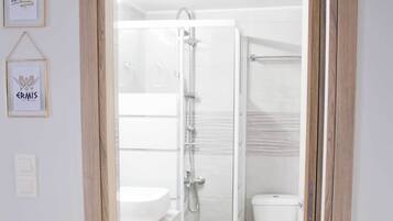 Deluxe Suite | Bathroom | Shower, rainfall showerhead, hair dryer, bathrobes