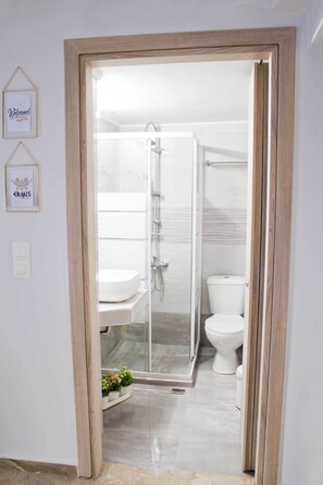 Deluxe Suite | Bathroom | Shower, rainfall showerhead, hair dryer, bathrobes - Ermis mini suites (Chalcis)