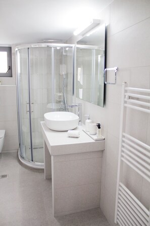 Executive Suite | Bathroom | Shower, rainfall showerhead, hair dryer, bathrobes - Ermis mini suites (Chalcis)