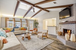 Smart TV, fireplace