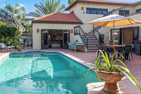 Outdoor pool - Private Villa on the first floor, large private pool, terrace with garden views! (Willemstad)