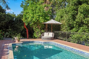 Outdoor pool - Private Villa on the first floor, large private pool, terrace with garden views! (Willemstad)