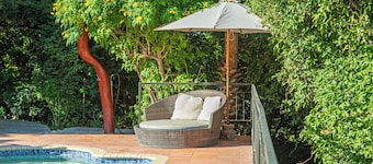 Private Villa on the first floor, large private pool, terrace with garden views!