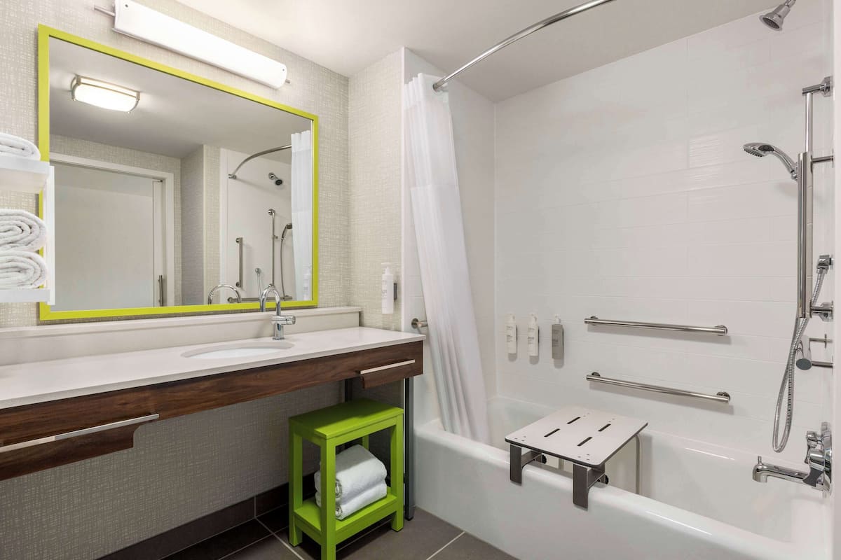 Chambre, 2 grands lits (Mobility & Hearing, Roll-in Shower) | Salle de bain