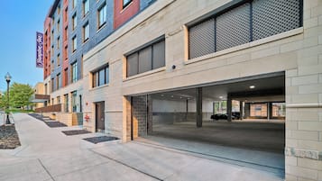 Estacionamiento (USD 12 por día)