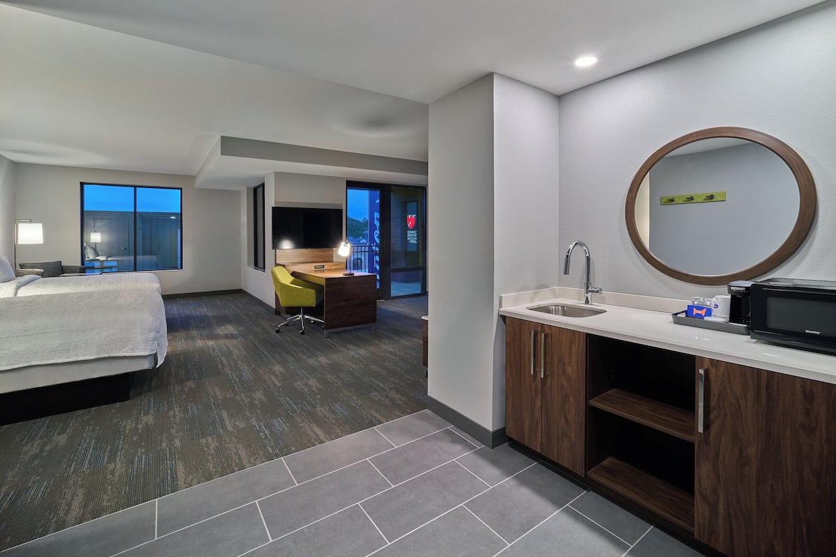 Studio, 1 King Bed, Refrigerator & Microwave (Wet bar)