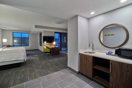 Estudio, 1 cama King size, refrigerador y microondas (Wet bar) | Escritorio, espacio para trabajar con laptop y cortinas blackout