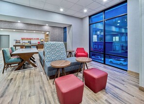 Free daily buffet breakfast - Hampton Inn by Hilton Omaha UN Medical Center Area (Omaha)