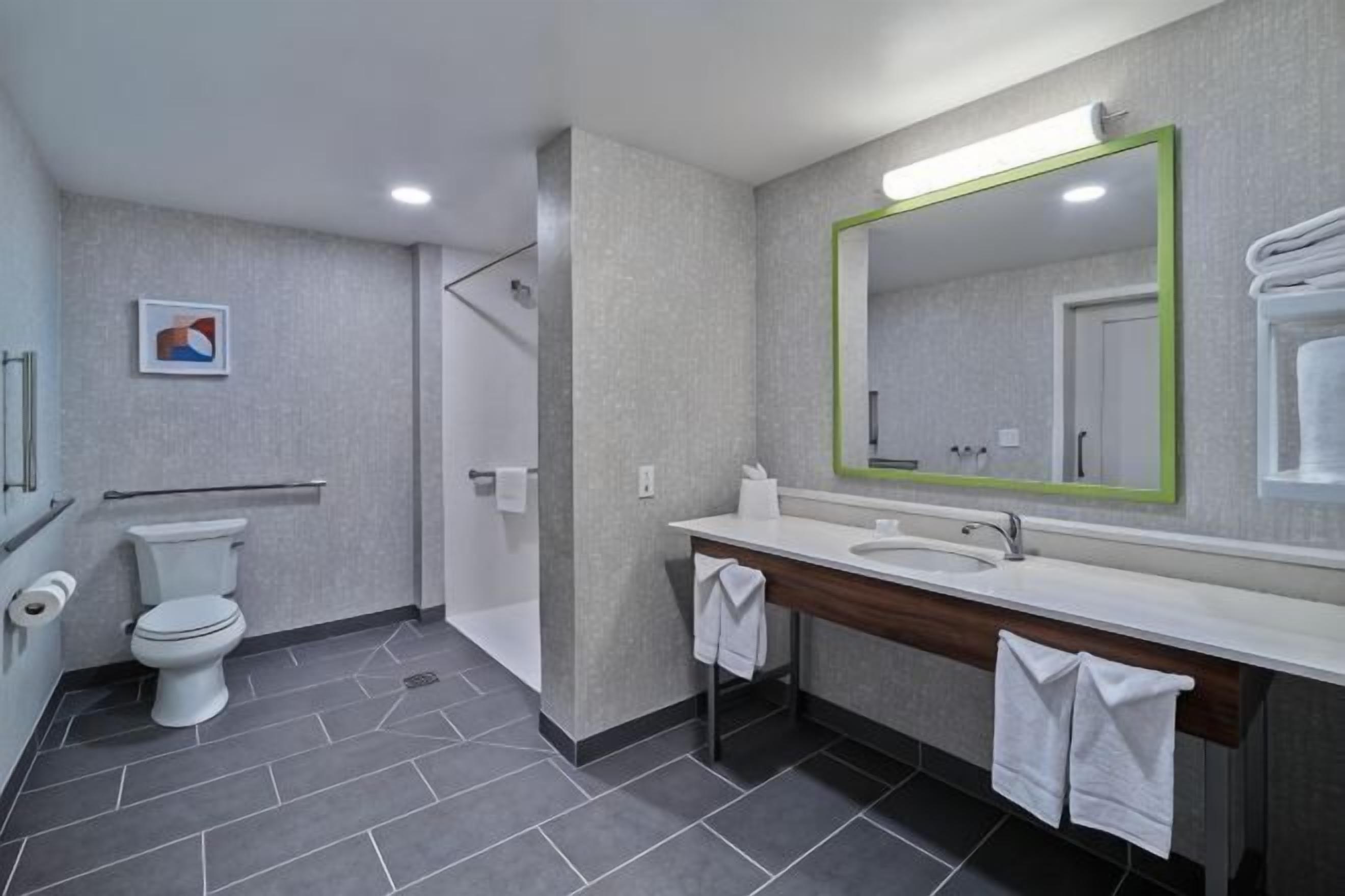 Bathroom | Hydromassage showerhead, hair dryer, towels
