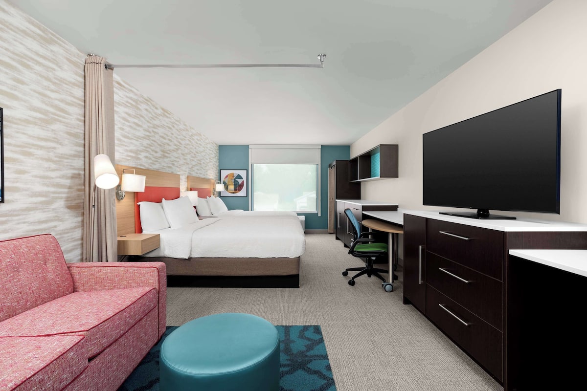 Studio Suite, 2 Queen Beds | Living area