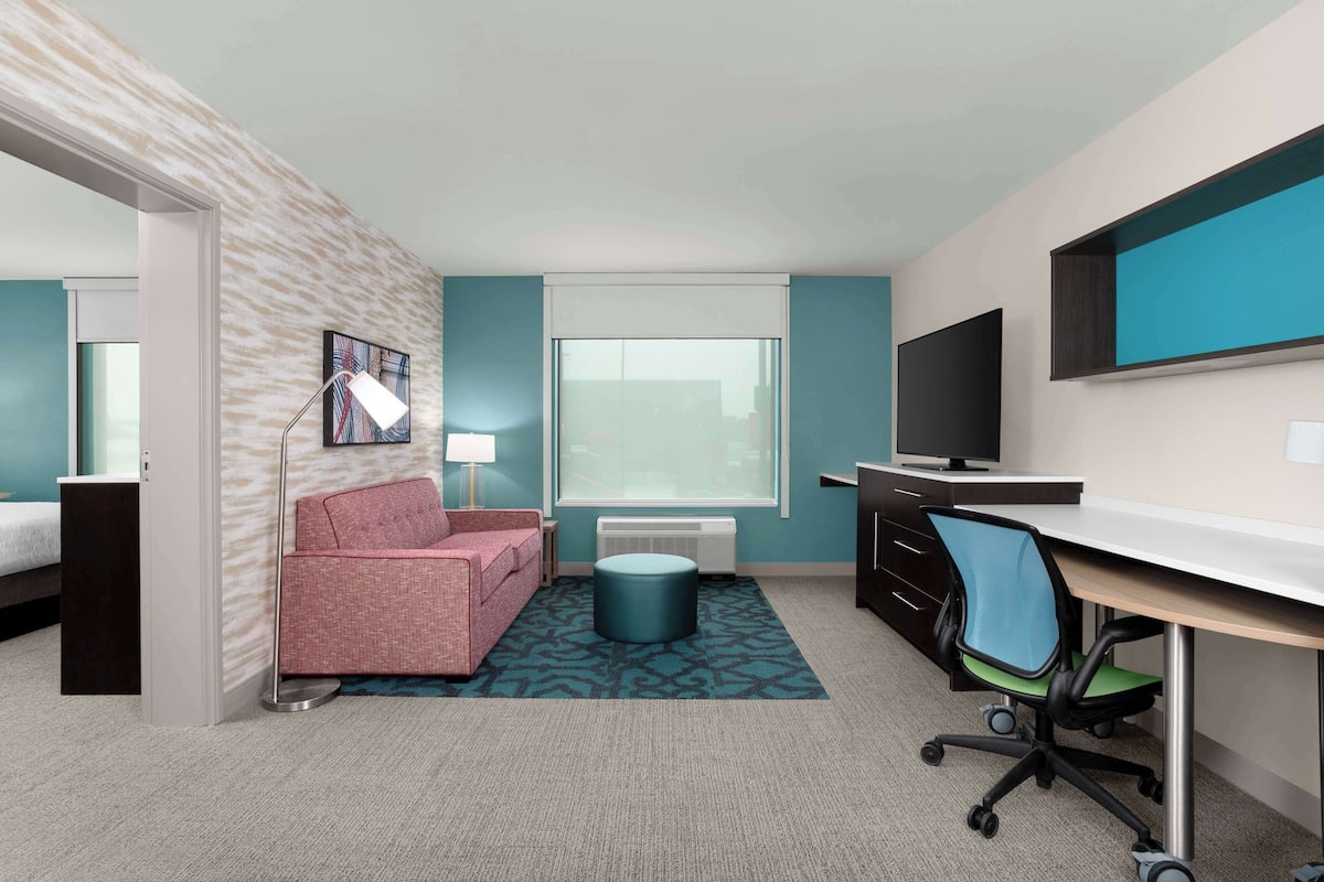 Suite, 1 Bedroom | Living area