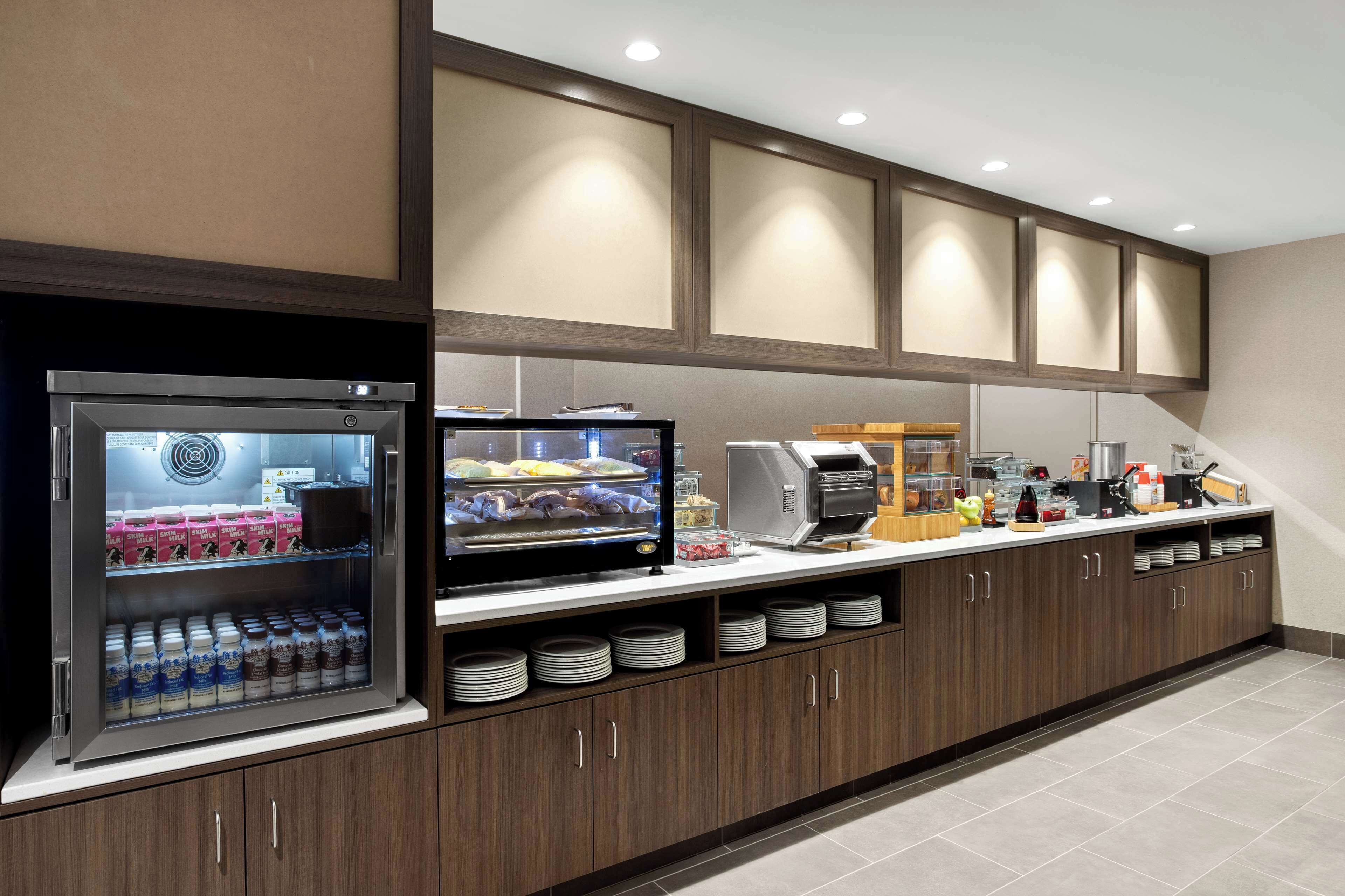 朝食 (コンチネンタル ブレックファスト)、毎日提供 (無料)