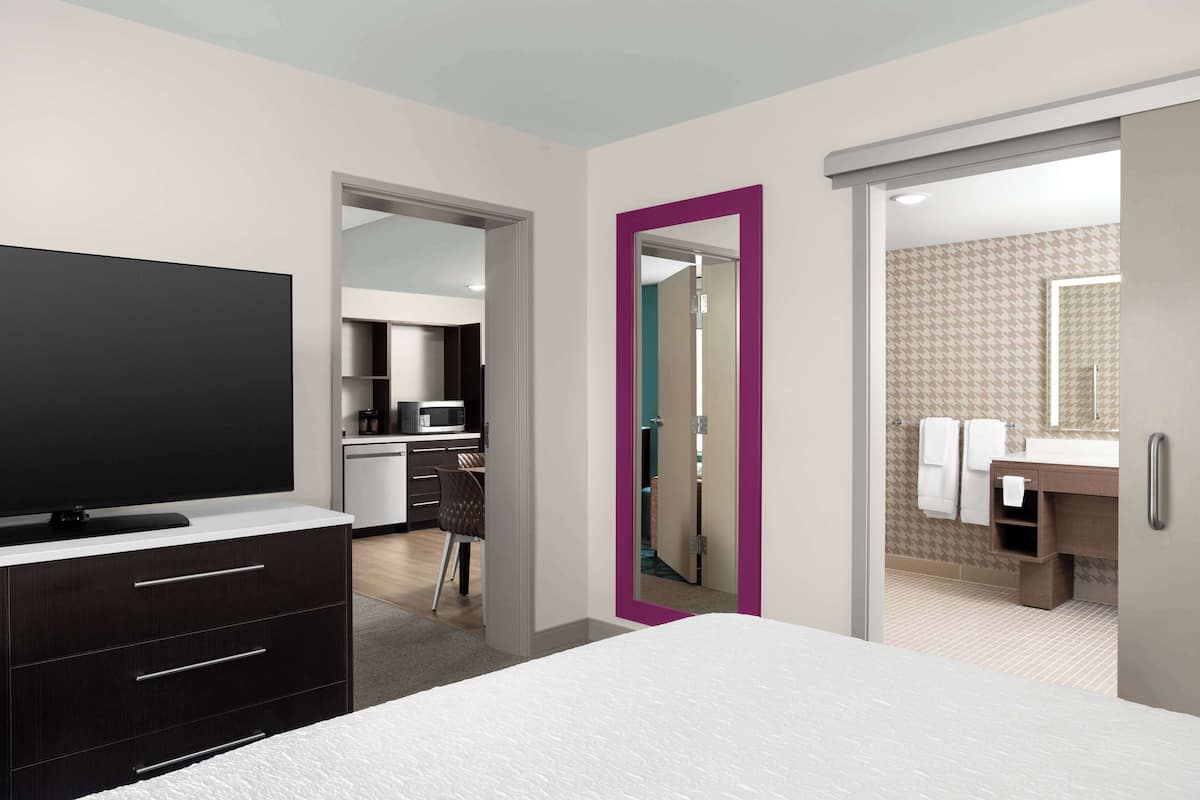 Suite, 1 King Bed, Accessible (Hearing)
