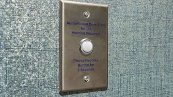 Une sonnette équipée d’un système d’alerte visuelle ou vibratoire pour les personnes malentendantes.
