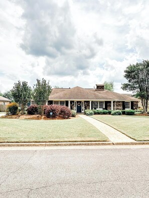 Exterior - Bama's Best Tailgate Home (Tuscaloosa)