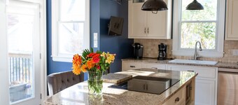 Spacious Downtown 5 bedroom historic house! Close to Everything Downtown!