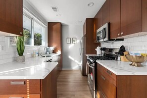 Microwave, oven, stovetop, dishwasher - FallsChurch, Tysons Corner, Dulles airport, DC

 (Falls Church)