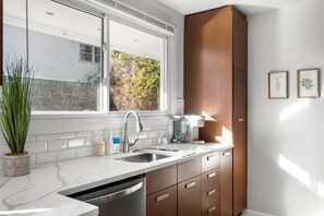 Micro-ondes, four, plaque de cuisson, lave-vaisselle