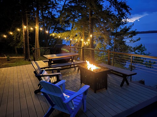 Lakefront cottage, kayaks, fire pit, AC, WiFi, deck, 140ft private frontage.