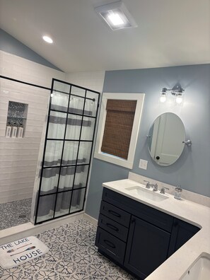 シャワー、ヘアドライヤー、タオル、石鹸