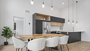 Luxury-Chalet | Essbereich im Zimmer