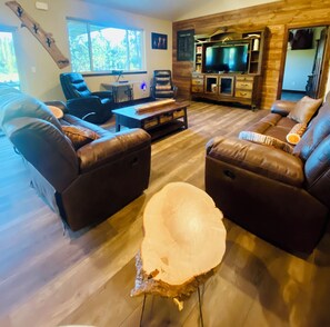 Living area - JoJo's Cabin Deadwood 1 Level 4 Bedroom all king beds (Deadwood)