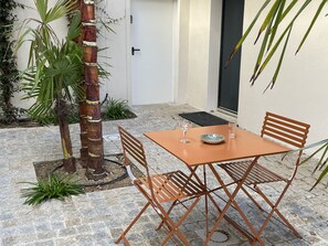 Outdoor dining - Très bel Appartement à 5mns des Plages, du Centre de Propriano et du Port (Viggianello)
