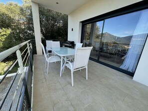 Outdoor dining - Très bel Appartement à 5mns des Plages, du Centre de Propriano et du Port (Viggianello)