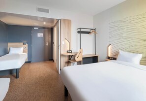 Kamar Quadruple | Meja kerja, Wi-Fi gratis, dan seprai linen