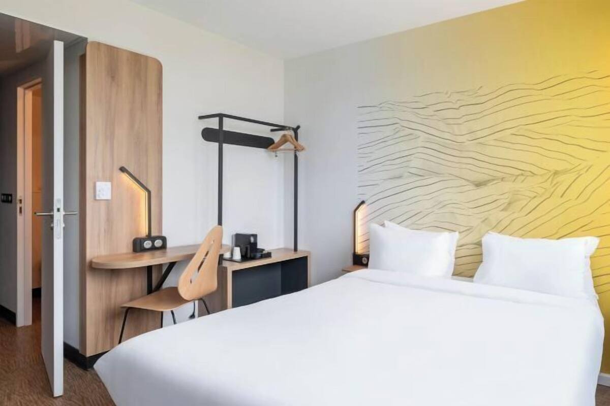 Desk, free WiFi, bed sheets