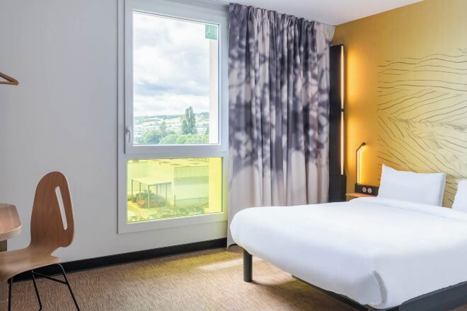 Desk, free WiFi, bed sheets