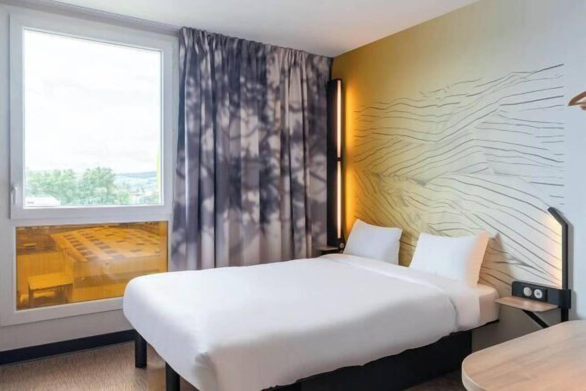 Desk, free WiFi, bed sheets