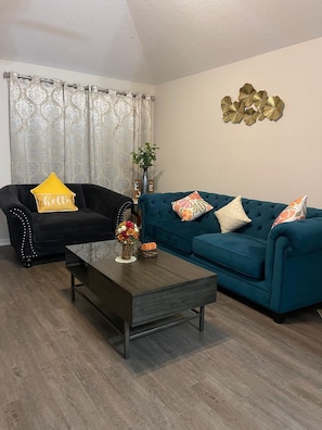 TV connectée, cheminée, livres, écrans d'ordinateur