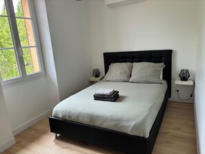 2 bedrooms, desk, iron/ironing board, free WiFi - Havre de Paix au Sein D'un T3 D'une Bastide Aixoise (Aix-en-Provence)