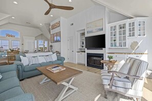 Een televisie en een open haard