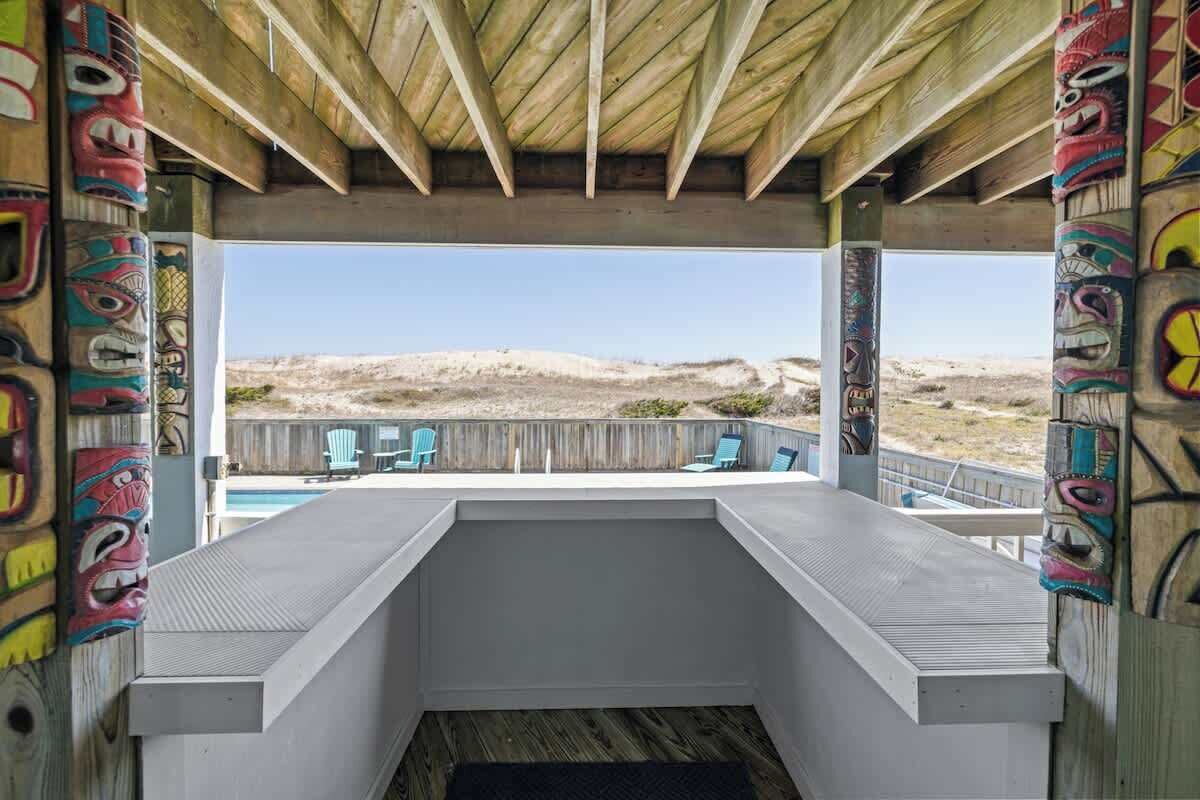 Un espace piscine extérieur agrémenté de poutres en bois et de totems.