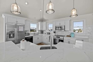 Køleskab, mikrobølgeovn, ovn, kogeplade