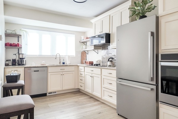 Réfrigérateur, micro-ondes, four, plaque de cuisson